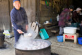 [コンニャク玉][岡山県真庭市][釜で煮る][春]