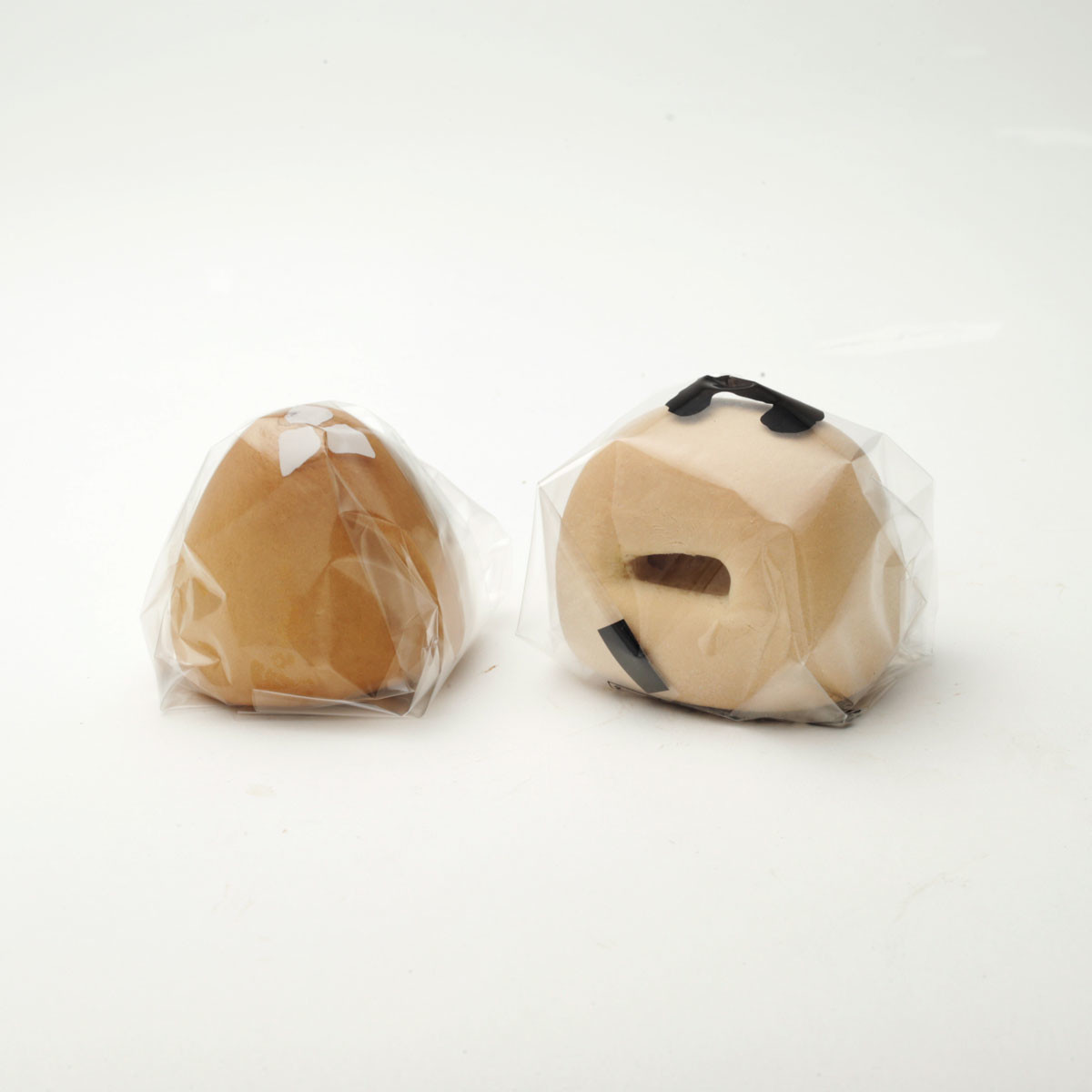 物撮り：灸まん、かまど。セロファン包装があるとどう写る
