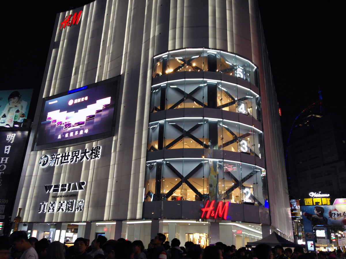 f:id:PageTAKA:20190322172413j:plain 地下鉄・西門站6番出口の光景