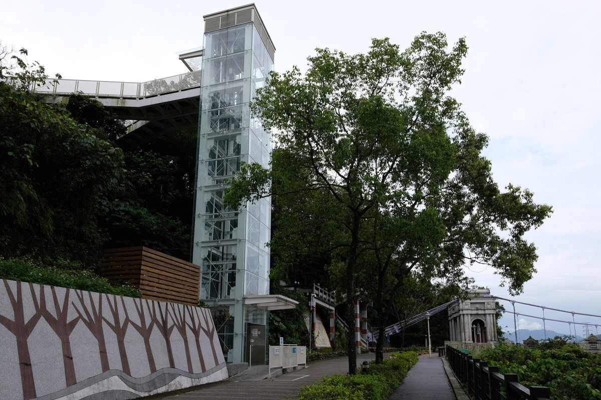 エレベータ、中正公園、大渓老街へ上がるのに便利。階段も