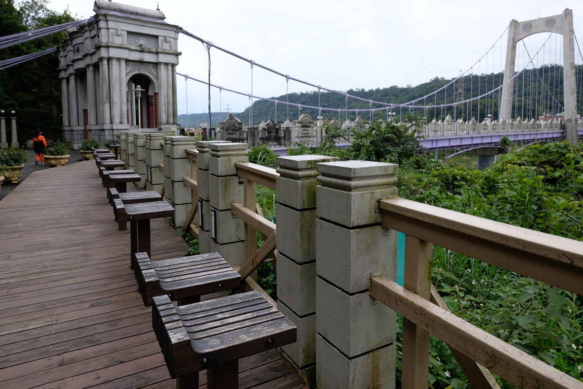 大渓橋：レトロな橋の手前には恋人たち用の椅子？