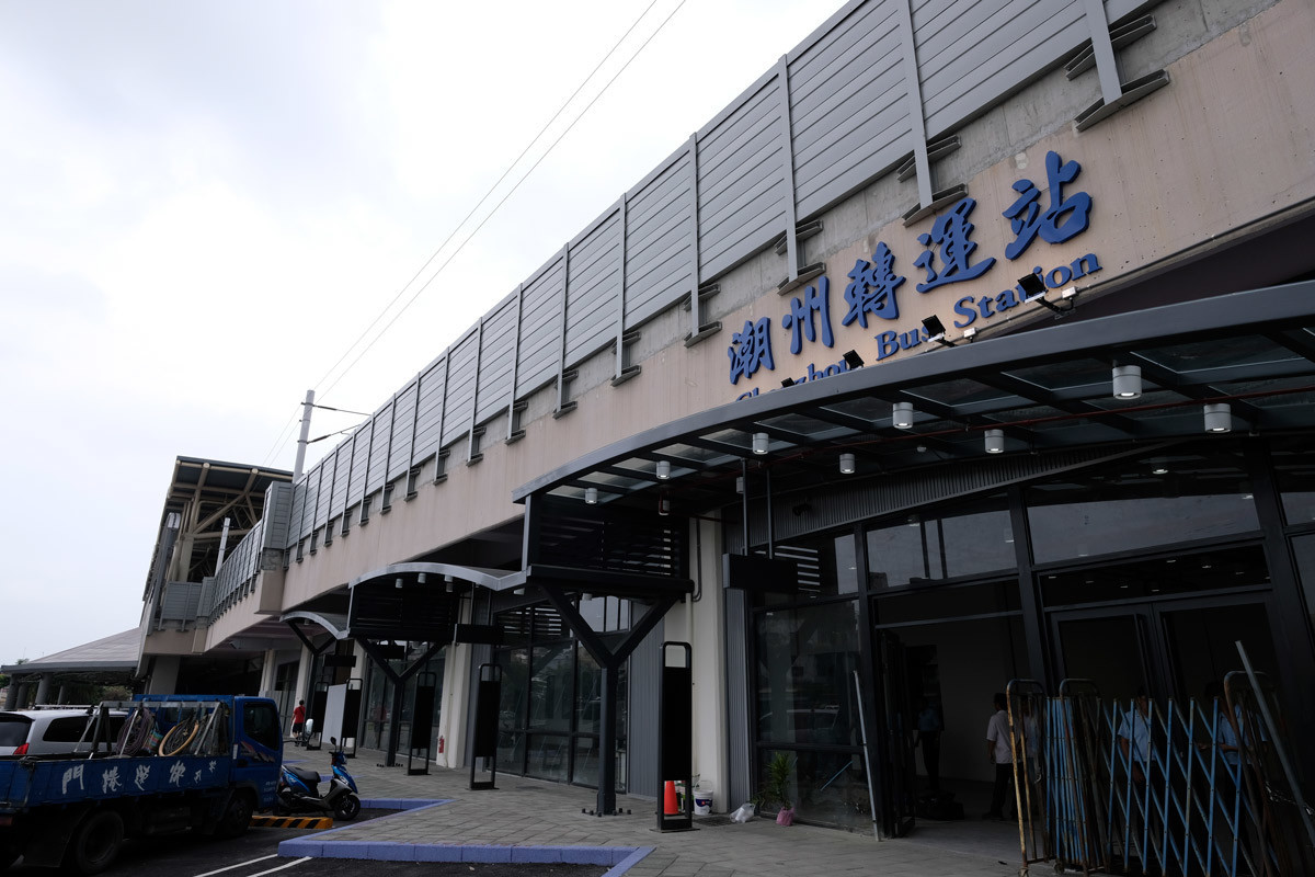 新しいバスセンターは、駅沿いの北寄り