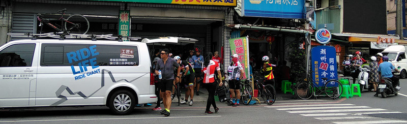 阿倫冰店でGIANTのサイクリストたちが集団で一服