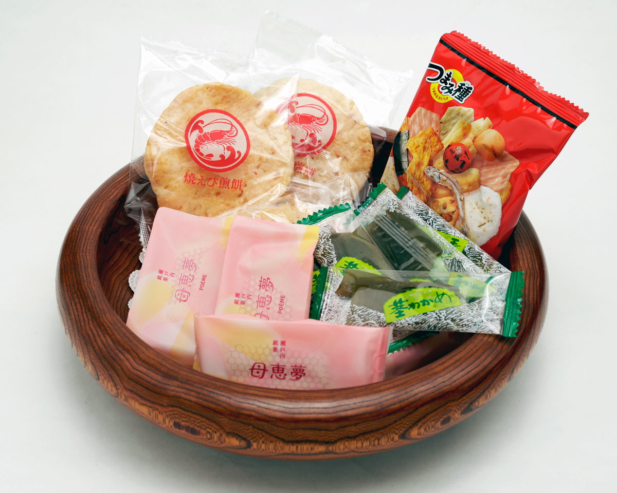 木製の菓子鉢。中身は到来物&hellip;。