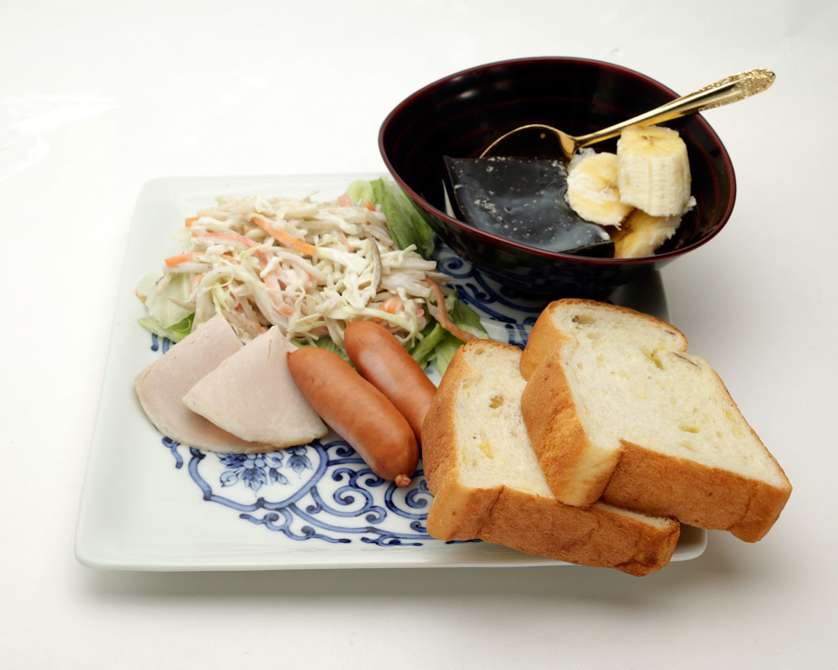 【朝食：パン、野菜、ソーセージ、バナナ、コーヒーゼリーほか】