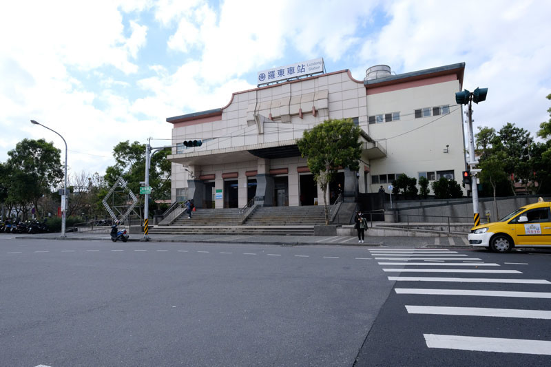 台鉄羅東車站：バスセンター側からの眺め。階上駅を通り抜け夜市のある側へ自由通路