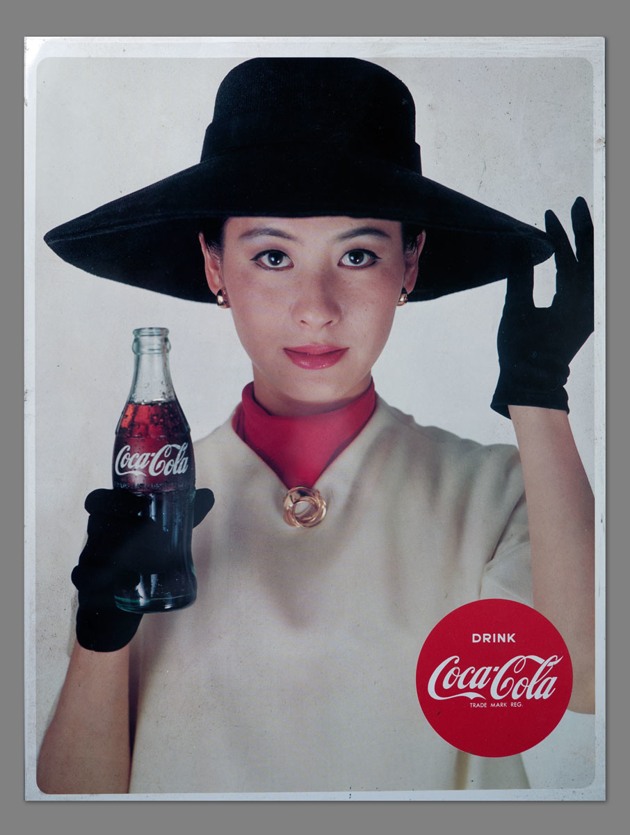 コカコーラを持つ黒つば帽子の女性。1970年前後、coca-cola卓上宣伝スタンド