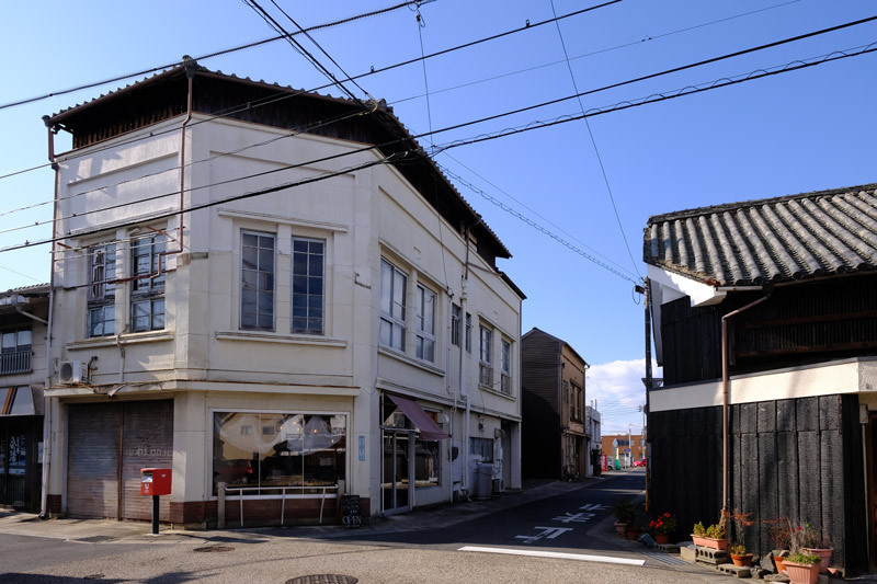 【フラッフィー、白い建物の一階角】