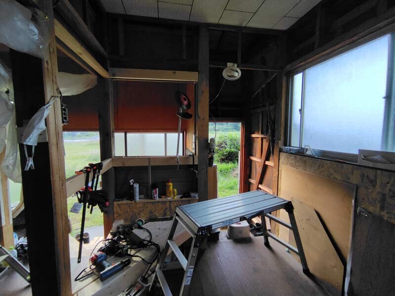 【作業前の様子。今回から天井近くも安心して作業できる&hellip;】