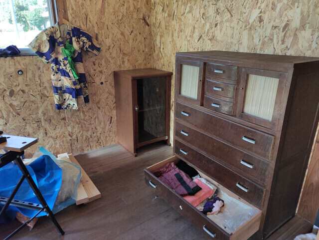 【奥の部屋から運び出し三畳間へ移動したタンス（右端）など】