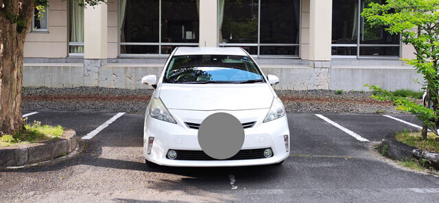 【某所：２台分駐車スペースを使う普通車】