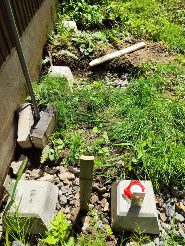 【21日午後、小屋の基礎に竹を使いました】