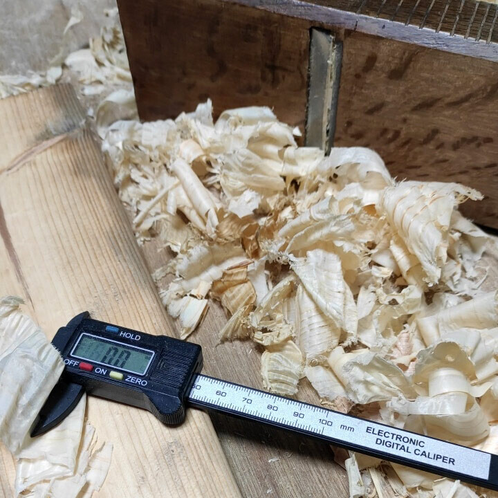 【直した鉋で2×4材を削ってみたものの…】