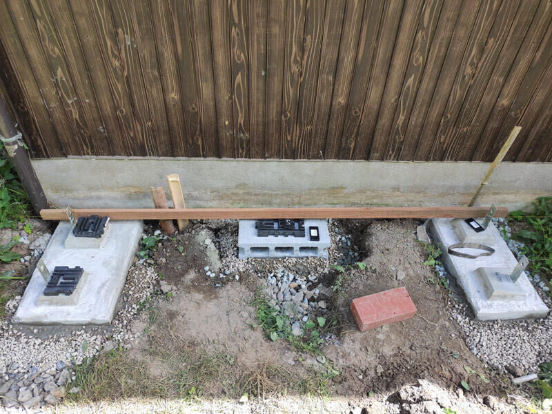 【17日・日南町:小屋基礎周辺に防草シートとバラスを少し】