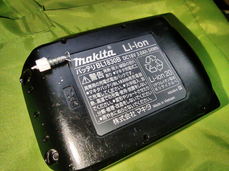 【マキタ：18VバッテリーのT10ネジ穴に白い詰め物があり、モクネジを食い込ませ抜きました】