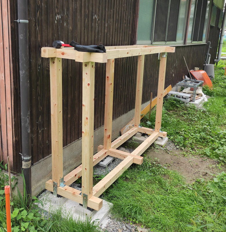 物置小屋、骨組みのみ