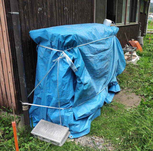 【15日、日南町：固定した物置躯体にブルーシート掛け雨対策】