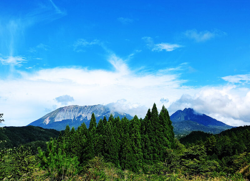 【24日・江府町：大山（左）と烏ケ山を望む】
