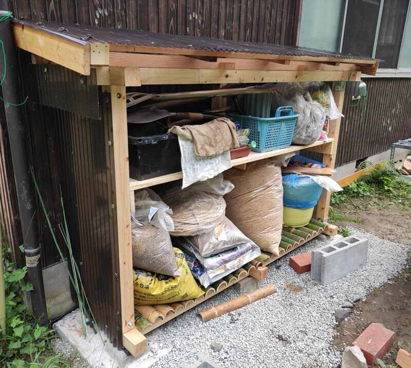 【28日・日南町：物置の中身の大部分は、園芸用のモノで占められた】