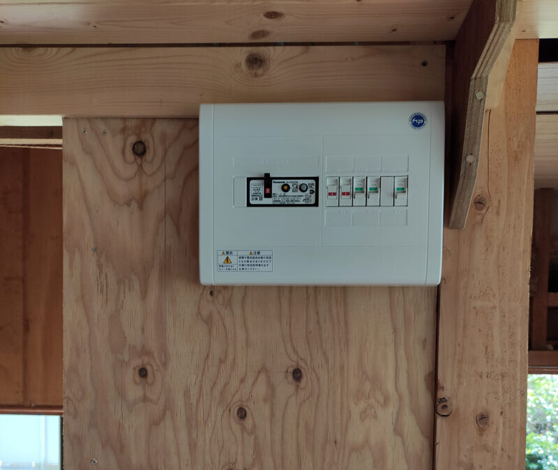 【4日・日南町：6系統の分電盤が取り付けられました】