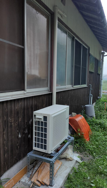 【4日・日南町：エアコン室外機とパイプは予定通りの位置に取り付け】