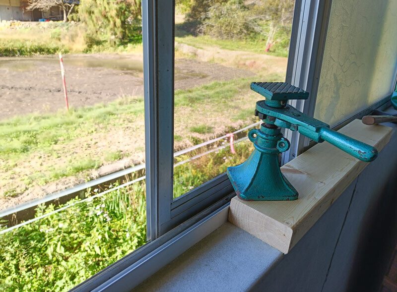 【12日午前・日南町：ジャッキを使って窓枠を押し広げました】