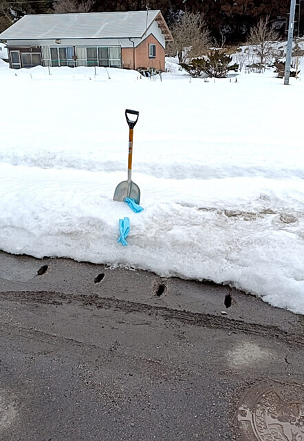 【28日・日南町：道路から家までには雪】