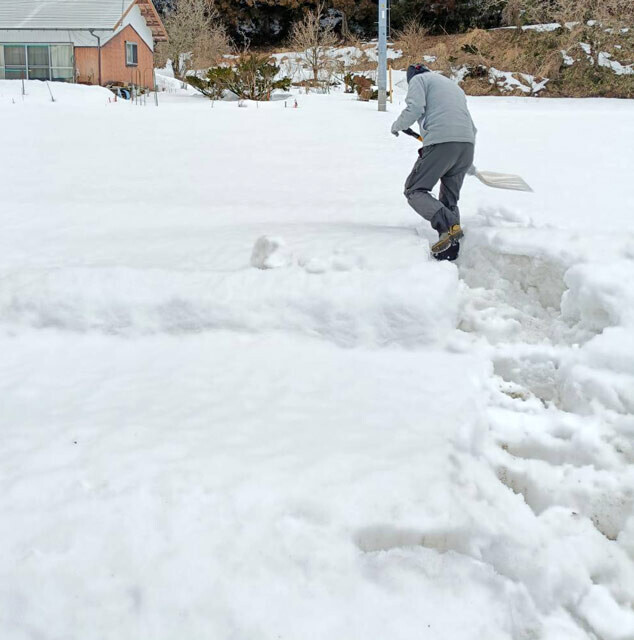 【28日・日南町：スコップ除雪しながら、家に近づく爺&hellip;】