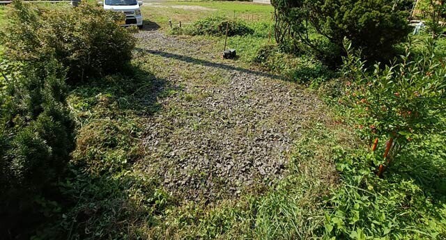 【19日・日南町：なんとかクルマを止める場所の広さを草取りしました】