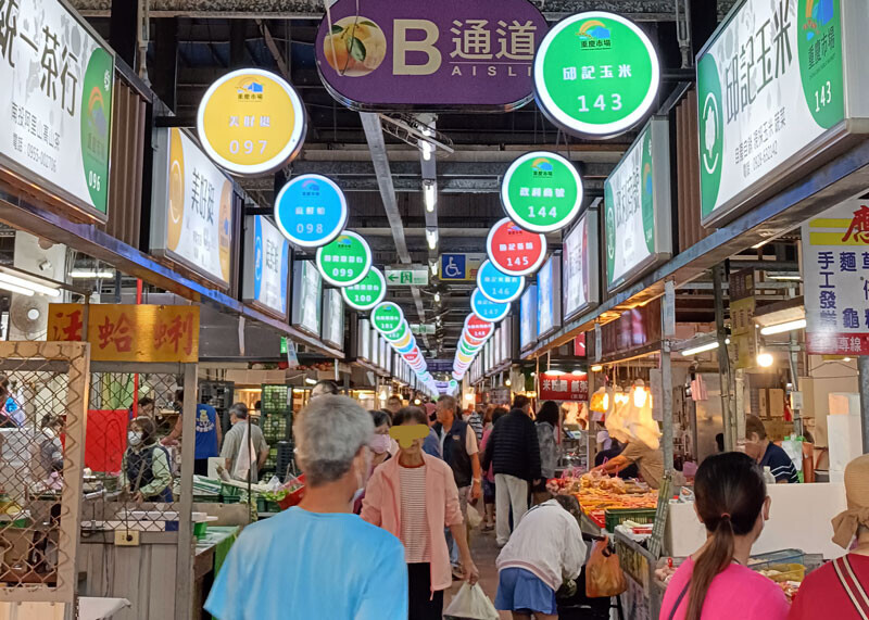 【９日午前・台湾花蓮：活気あふれる「重慶市場」、地元の買い物客でいっぱい】