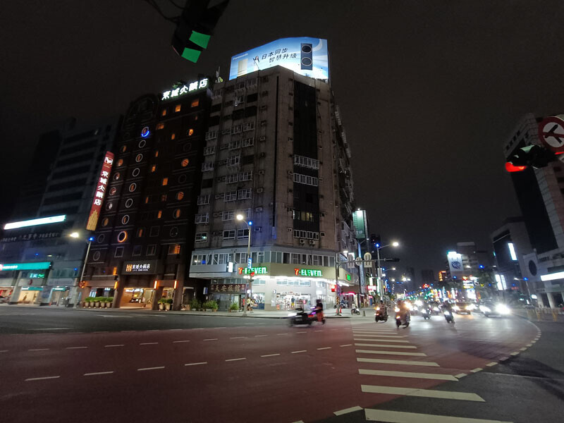 【７日夜・台湾高雄：台鉄高雄駅階段を北に上がると見える京城大飯店】