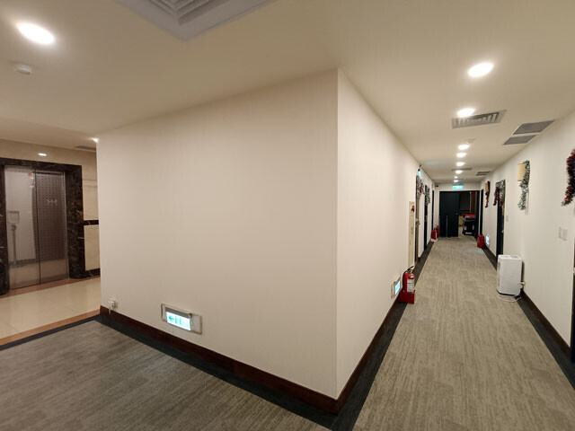 【冠君大飯店：２階エレベータ前（画像左端）から直進、左折した先（画像右奥）が朝食会場】