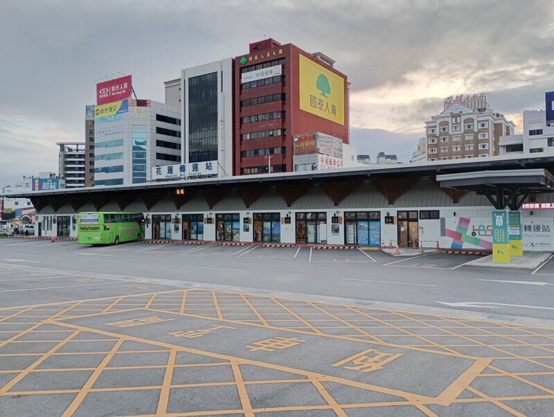 【花蓮轉運站：台鉄花蓮駅の左前方にあるバスセンター】