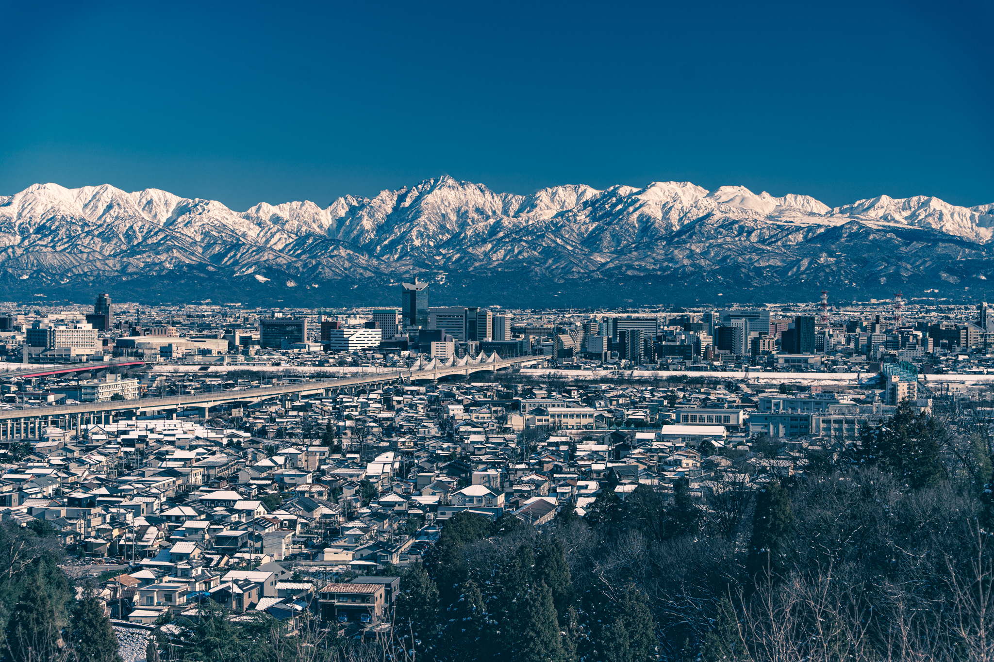 立山あおぐ特等席：立山と立山連峰 - 光と風と薔薇と