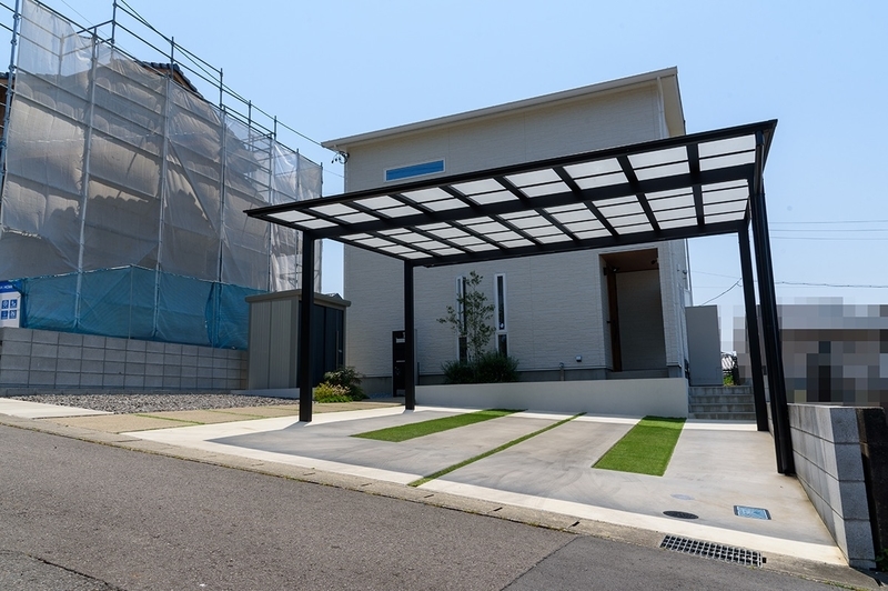 玄関側 外構 坂途中の高低差がある土地に建つ我が家 住み良いお家と程良い暮らし 玄関側 外構 坂途中の高低差がある土地に建つ我が家 住み良いお家と程良い暮らし