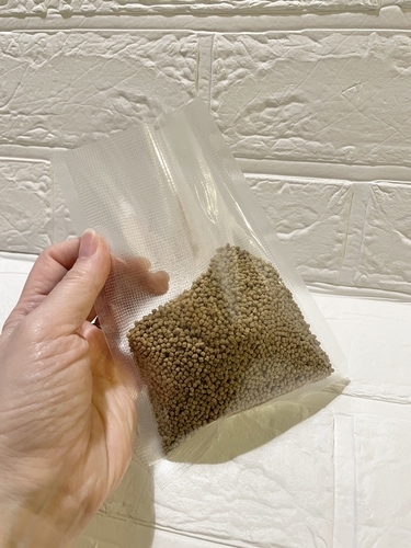 真空パックにする際の袋にペレットを入れる量はこのくらい
