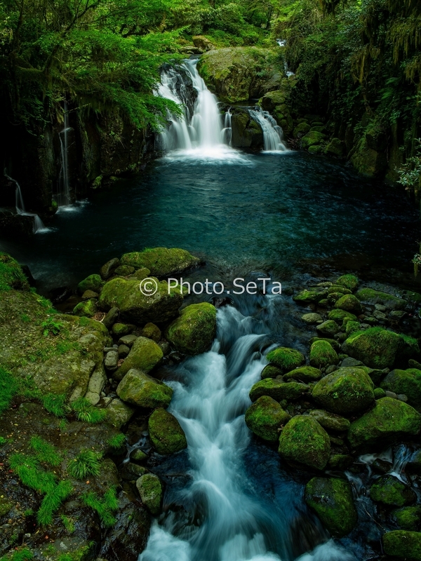 曇り空と水面のしっとりした風景