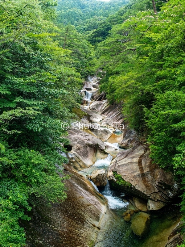 藤河内渓谷の甌穴（おうけつ）と花崗岩を刻む清流