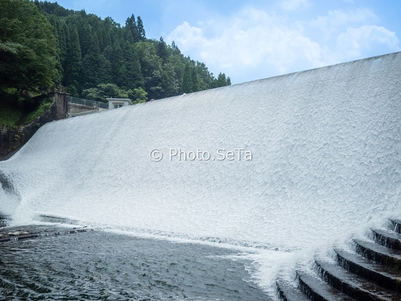 白水ダムの扇形に広がる越流を正面寄りから撮った写真