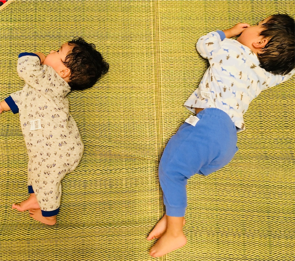子どもと同じ布団で寝ると大人が寝れない パパパッとパパ 子どもと同じ布団で寝ると大人が寝れない パパパッとパパ