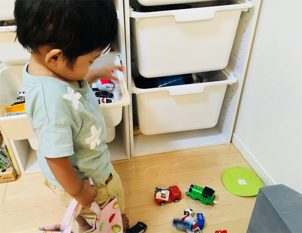 子供が物をよく落とす理由20選【3歳・1歳】 パパパッとパパ 子供が物をよく落とす理由20選【3歳・1歳】 パパパッとパパ