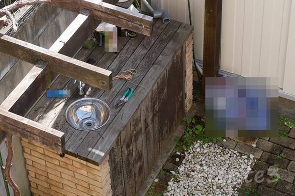 庭のガーデンシンクの洗浄前上から汚れている