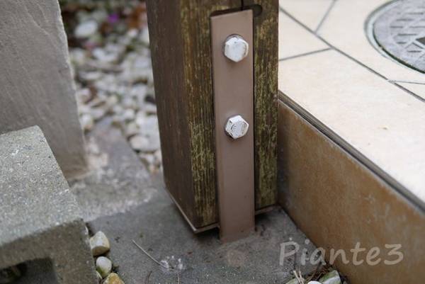 庭のパーゴラの柱根本の汚れた所