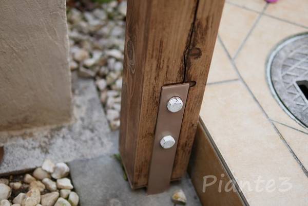 庭のパーゴラ洗浄後綺麗になった元の木の色