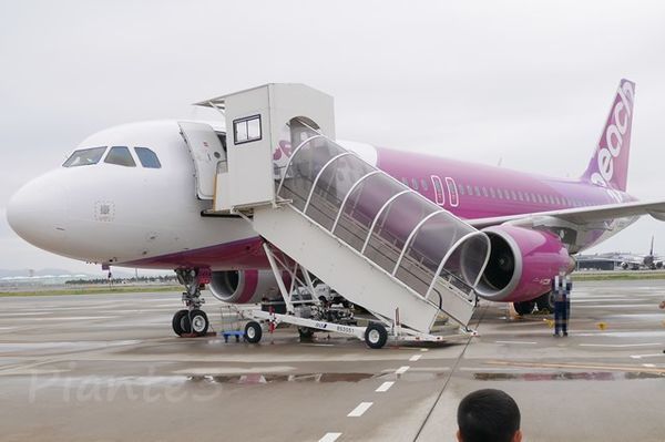 飛行機のタラップから搭乗する