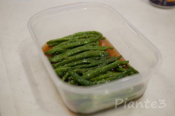 油をきったインゲン豆をめんつゆに浸す