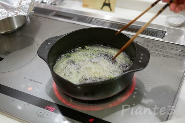 インゲン豆を170℃で揚げている所