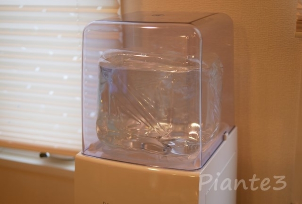フレシャス天然水9.3ℓボトルをセットした写真