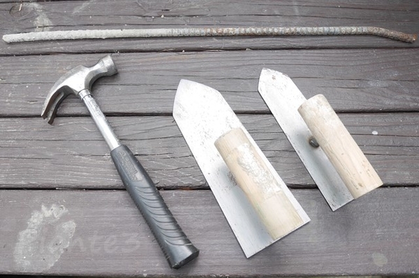 ハンマー、コテ、鉄筋の道具写真