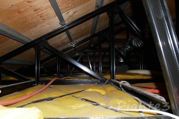 軽量鉄骨造の屋根裏の写真